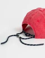 Gorra de gabardina color marrón con efecto lavado y bordado frontal con la frase "Another Cap". Ajuste trasero con hebilla metálica.