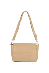 Bandolera color beige con correa ajustable y dos bolsillos internos.