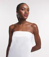 Vestido midi de satén blanco, sin breteles, con escote drapeado en la espalda y tira elástica.