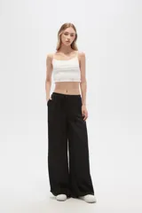 Pantalón ancho de poliéster y viscosa con estampado multicolor y calce alto.