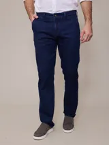 Pantalón de jean azul oscuro, corte slim fit, con bolsillos delanteros y traseros.