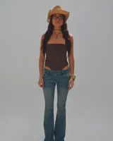 Pantalón de jean Diesel de tiro bajo y corte acampanado, color celeste con desgaste en los muslos.