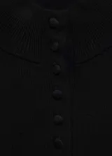 Jersey negro de punto fino con cuello perkins y cierre de botones.