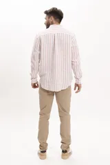 Camisa de manga larga con cuello abotonado y estampado a rayas verticales.