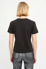 Remera negra de algodón con cuello redondo y mangas cortas.