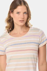 Remera de algodón a rayas horizontales azul marino y blancas, con cuello redondo y mangas cortas.