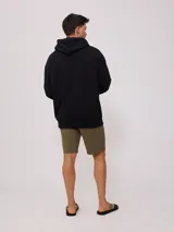 Canguro negro con capucha y cordones blancos, bolsillo tipo canguro y logo de la marca estampado en el pecho.