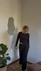 Pantalón básico negro con elástico en la pretina, confeccionado en jersey térmico.