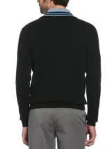 Sweater de punto negro con rayas horizontales azul y gris en el pecho, cuello alto con cierre de un cuarto y logo de pingüino bordado en el pecho.