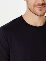 Remera negra de manga corta con corte ajustado.