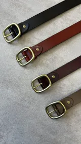 Cinto ancho rojo con hebilla dorada, ideal para realzar la cintura en cualquier atuendo.