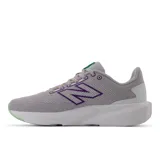 Championes New Balance 413 V3 de dama, color gris con detalles en blanco y violeta.