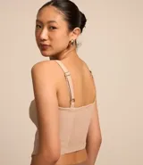 Blusa corsetada en bengalina color beige, con breteles finos ajustables, escote recto y elástico en la espalda.