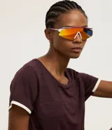 Remera deportiva de microfibra color bordó con tecnología Dry, de corte regular, manga corta y cuello redondo. Presenta un recorte contrastante blanco en el ruedo y en los puños.