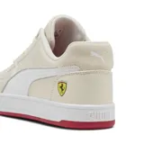 Championes Puma Ferrari Caven 2.0 color arena con detalles en blanco y rojo.