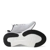 Championes Umbro modelo Vega, color gris claro con detalles en negro y blanco. Confeccionados en malla transpirable, con cordones y suela de goma.