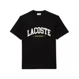 Remera negra de algodón con cuello redondo y manga corta. Estampado frontal con el nombre "Lacoste" en letras grandes de estilo universitario y la leyenda "Sportswear" debajo.