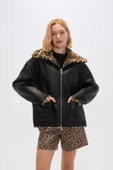 Campera de eco-cuero negra con cuello y puños de animal print, cierre frontal con cremallera y bolsillos laterales.
