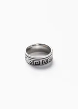 Anillo de acero quirúrgico plateado con diseño labrado de guarda griega en color negro.