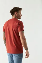 Remera gris de algodón con logo estampado en el pecho, cuello redondo y mangas cortas.