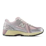 Championes New Balance 1906R, color rosa pálido y plateado, con detalles en crema y suela negra.