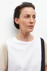 Remera de manga corta con diseño color block en crudo, blanco y negro.