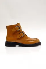 Botas de cuero color tostado con cremalleras interiores, hebillas frontales y suela de goma.