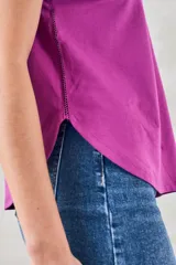 Remera azul de algodón peinado, corte recto, mangas cortas y detalle de vainillas laterales.