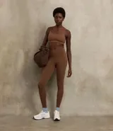 Top deportivo femenino Get Over, color verde militar, confeccionado en poliamida y elastano, con breteles finos y sin estampa.