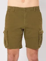 Bermuda cargo color caqui con bolsillos laterales con fuelle y botón.