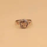 Anillo de plata 925 con apliques de oro 9k, con forma circular y diseño de cruz grabada.