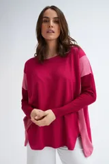 Sweater de punto color fucsia con bloques de color rosa claro en mangas y parte inferior.