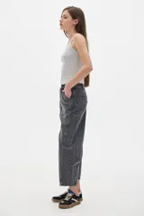 Pantalón jean slouchy de tiro medio, estilo mom, color gris oscuro con lavado suave. Presenta un bordado de estrella en el bolsillo delantero.