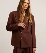 Blazer marrón de viscolino con solapas, botones para cierre y bolsillos delanteros. Corte amplio.