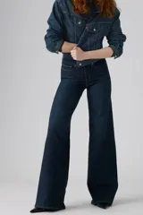 Pantalón de jean azul oscuro, de corte wide leg y tiro alto.