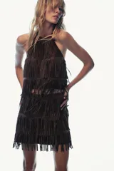 Top marrón con flecos y abalorios, escote halter y espalda descubierta.
