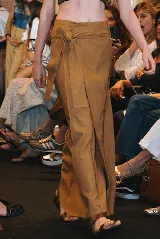 Falda larga color marrón, con corte pareo y lazo lateral.