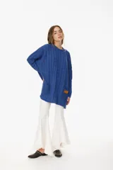 Sweater color crema con cuello redondo y diseño de trenzas.