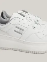 Zapatillas urbanas Tommy Jeans blancas con detalles metalizados en el talón, logo de la marca en el lateral y suela de plataforma.