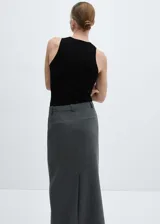 Musculosa blanca de tejido de punto fino con cuello redondo y tirantes anchos.