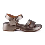 Sandalias de cuero negro con plataforma baja y dos tiras anchas sobre el empeine. Tira trasera con hebilla ajustable.