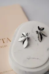 Aros plateados de acero quirúrgico con forma de hoja.