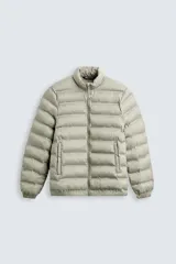 Campera puffer color gris claro, acolchada, con cuello alto, cierre frontal con cremallera, bolsillos laterales y terminaciones elásticas.