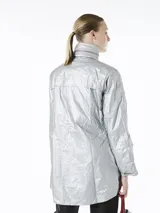 Campera plateada de poliéster con capucha ajustable y cintura con cordón ajustable interno. Cuenta con cierre frontal con botones a presión, bolsillos laterales con cierre y mangas 3/4 con puños elásticos.
