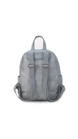 Mochila color rosa de símil cuero con bolsillos frontales con cierre. Tiene asa de mano rígida y correas regulables.