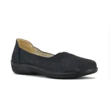 Zapato bajo negro con capellada calada y suela de goma.