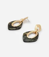 Aros colgantes con forma geométrica irregular, con pieza superior dorada y pieza inferior con diseño marmolado en tonos verdes y marrones.