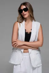 Chaleco largo de crepé con rayas verticales, corte sastrero y solapas.