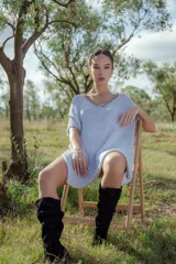 Minivestido tejido en lurex plateado, con escote en V y mangas cortas. Presenta detalle de bordado en el escote y mangas.