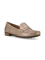 Mocasín Galgo de cuero color marrón, con costuras rojas y detalle de remache metálico con el logo de la marca.